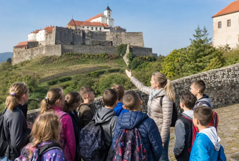 Клас школярів з гідом перед замком Паланок у Мукачеві - шкільна екскурсія Закарпаттям