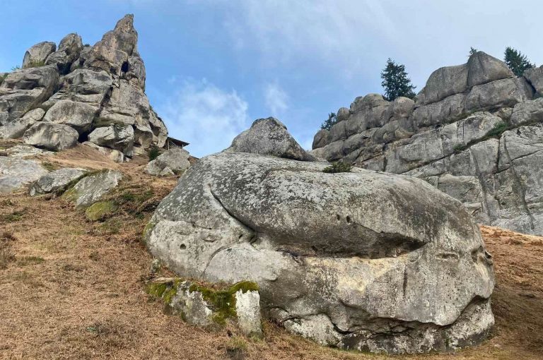 Скелі Довбуша та фортеця Тустань
