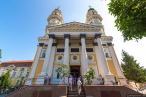 Хрестовоздвиженський кафедральний собор в Ужгороді з туристами на сходах