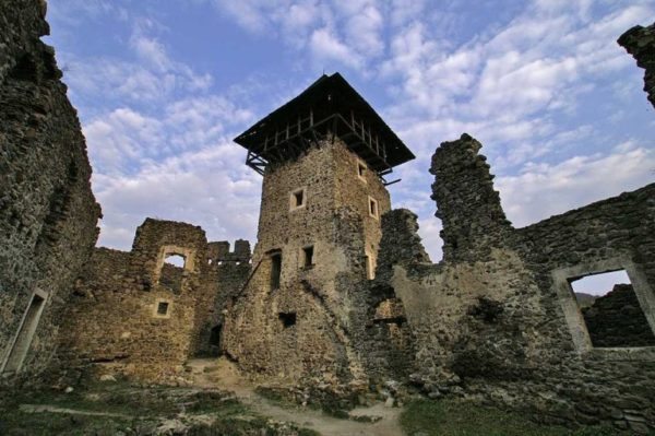 Екскурсія замками Закарпаття з гідом — Невицький замок
