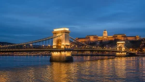 Ланцюговий міст через Дунай у Будапешті, Угорщина, у синіх вечірніх сутінках.